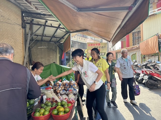 民進黨台南市長參選人陳亭妃（前右）向民眾問好，她承諾未來會保障長者的生活。圖/陳亭妃競辦提供