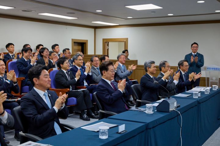 韓國總統李在明還在試射前聽取國防科學研究所(ADD)相關研究人員說明,了解發射計畫及測試細節。圖/取自李在明 X