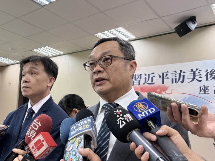 外交部次長陳明祺（圖）27日出席中華亞太菁英交流協會在台北舉辦的「習近平訪美後的美中台新局」座談會，陸委會副主委沈有忠與多位專家學者與會。陳明祺在會前接受媒體聯訪。圖/中央社