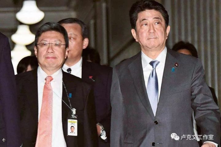   現任內閣官房參與今井尚哉（左）是日本前首相安倍晉三（右）的重要幕僚。圖/取自盧克文工作室公眾號