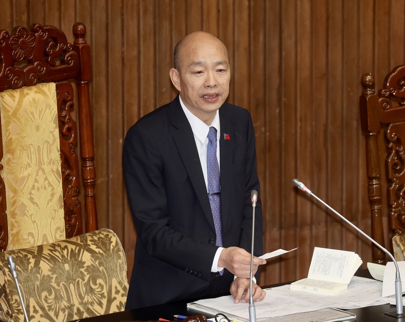 立法院朝野12日再度過招，國民黨團提變更議程，否決民進黨團所提的復議案。會中藍綠上演表決大戰，有兩案打成平手，立法院長韓國瑜（圖）表達反對之意，因此民進黨團復議案不通過，藍營所提相關公教年改修法版本付委審查。圖/中央社