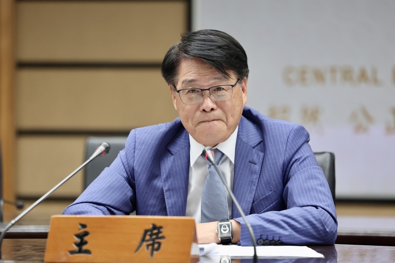 中選會主委游盈隆26日上午表示，鄉鎮市長等地方公職人員的參選資格，依法由地方選委會（新竹縣選委會）進行審查與認定，除非出現特殊爭議，中選會才會進一步介入處理。圖/中央社