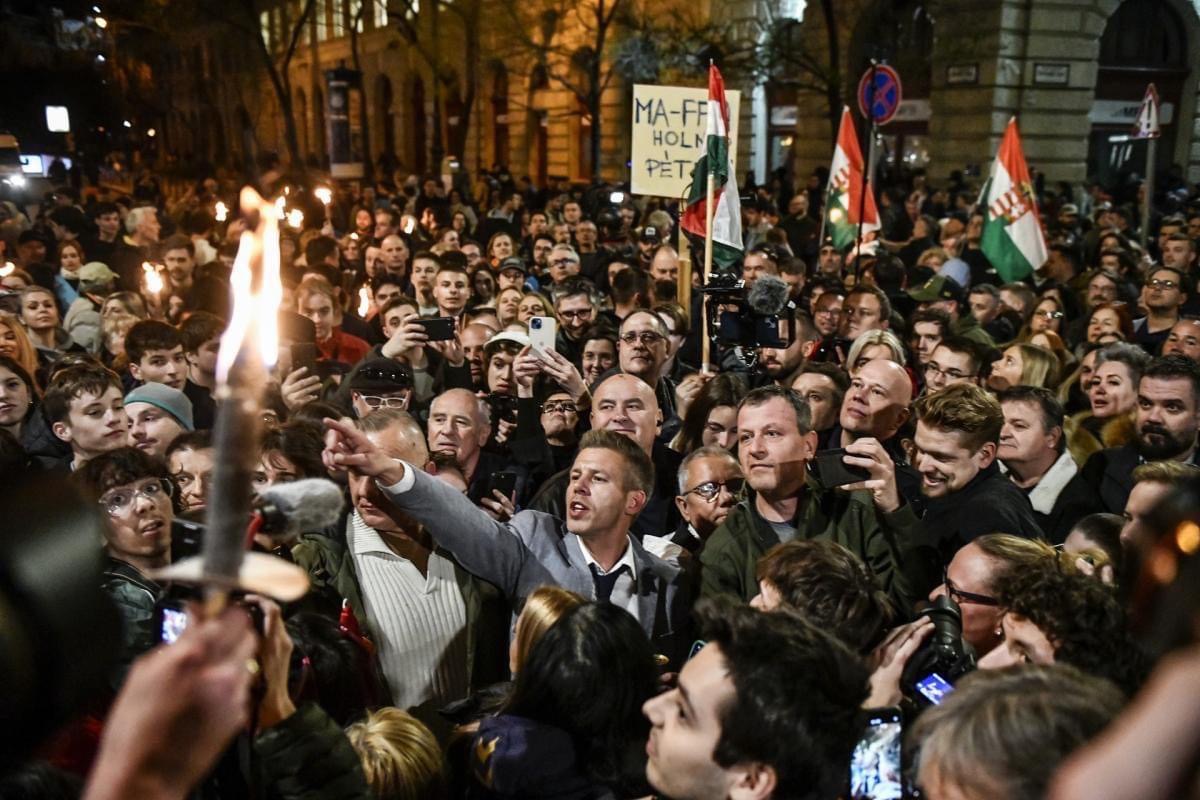 「匈牙利人站起來」  10萬人上街嗆總理奧班