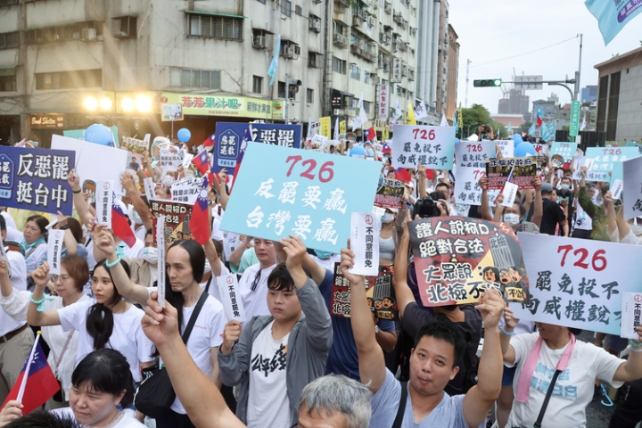 原立場深綠的學者顏厥安在媒體投書表明，基於對憲政秩序、基本權利與自由民主機制的深層關懷，反對這場「憑空製造」的大罷免。圖為民眾黨20日在民進黨中央黨部前舉辦「反罷要贏 台灣要贏」活動。圖／中央社