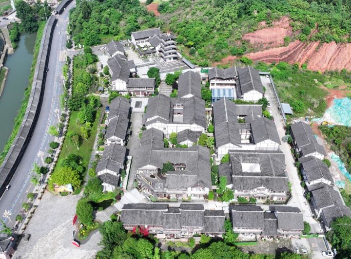 大千紙文化產業園坐落於東風堰·千佛岩核心景區，圖為大千紙文化產業園全景。圖/取自樂山發布公眾號
