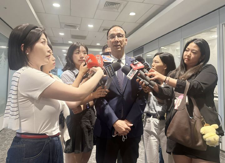 雲林縣長張麗善20日舉辦新書發表會，前國民黨主席朱立倫（右3）也到場祝賀。他談到台北市長選舉時，呼籲市長蔣萬安要做自己，展現出市政成果。圖/中央社
