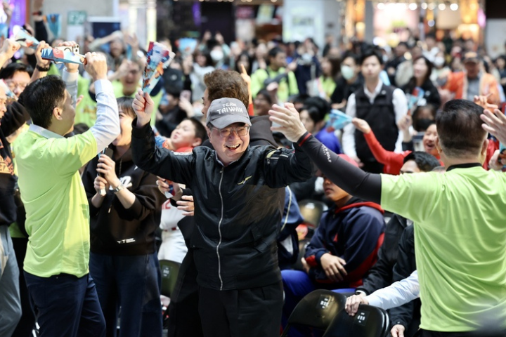 卓揆包機赴日看球細節不明　藍要求公開「私人行程」單據