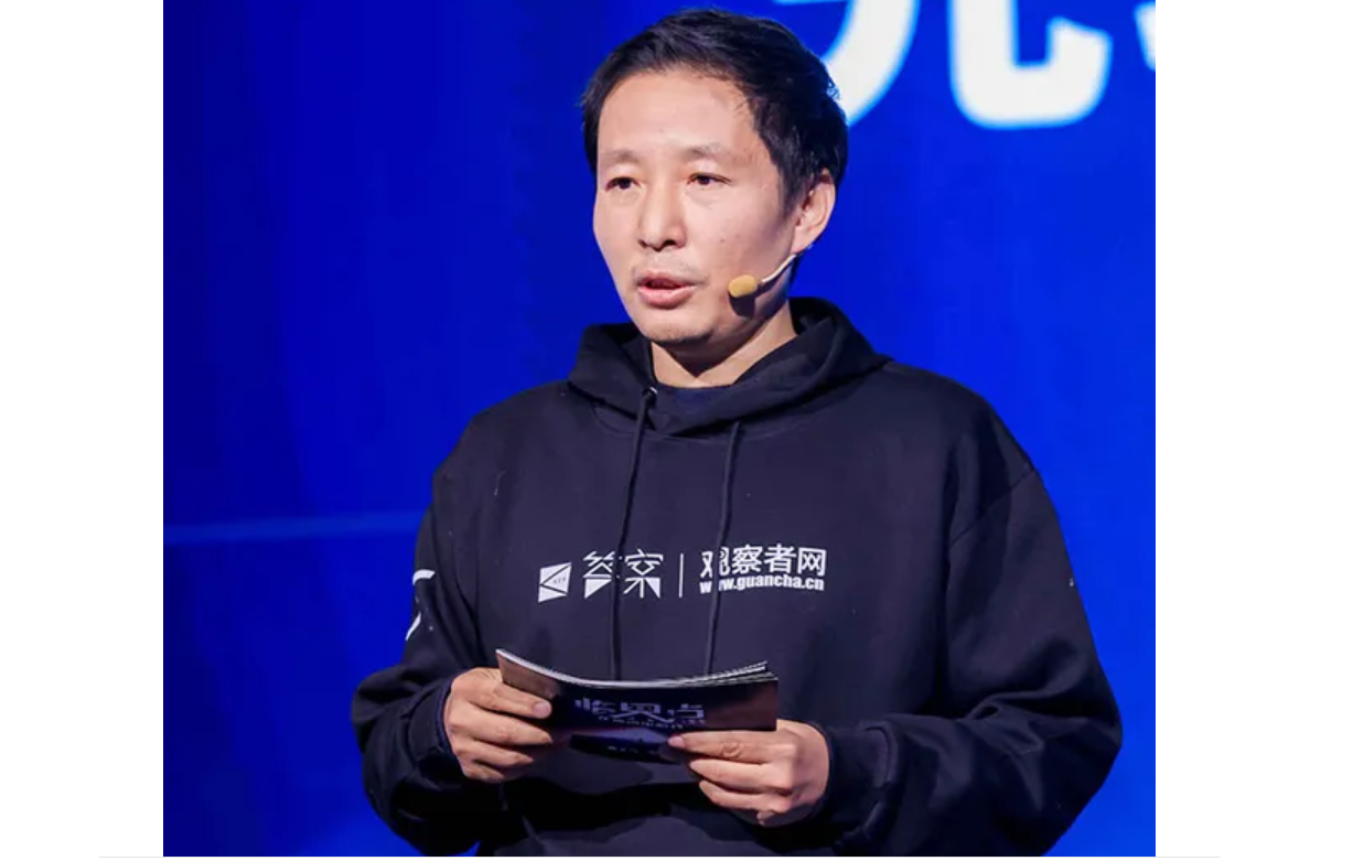 1月17日，觀察者網舉辦「2026答案秀·思想者春晚」在各網路平直播，總編輯何申權發表題為「舊敘事在崩塌，新敘事在胎動」的演說。圖/取自觀察者網