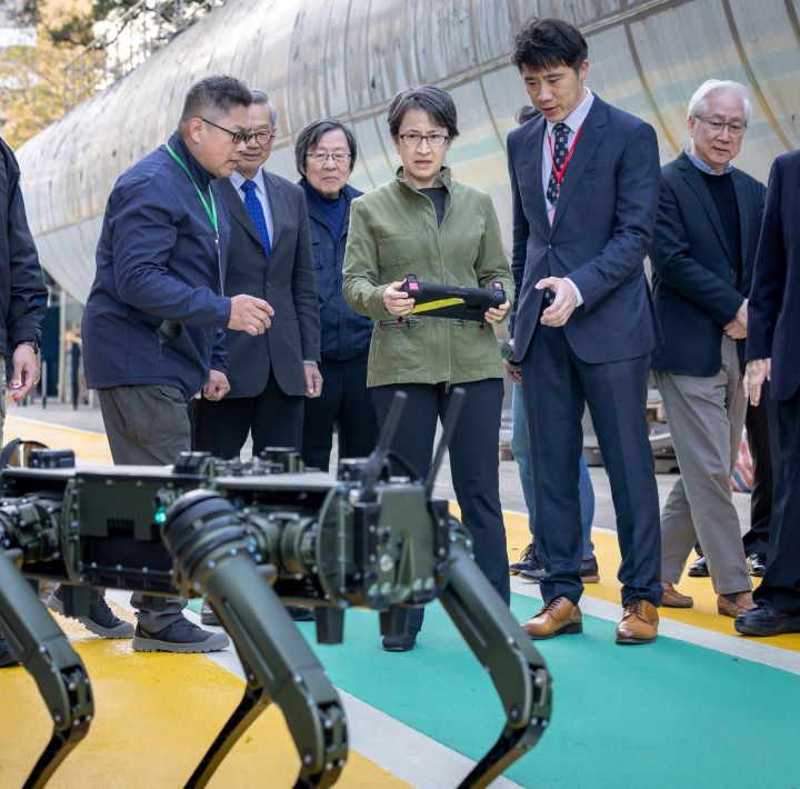 去年（2025年）5月宣布跨足無人載具產業的義美公司，近日邀請副總統蕭美琴視察其與國內團隊合作研發的機器狗系統。圖/取自蕭美琴臉書