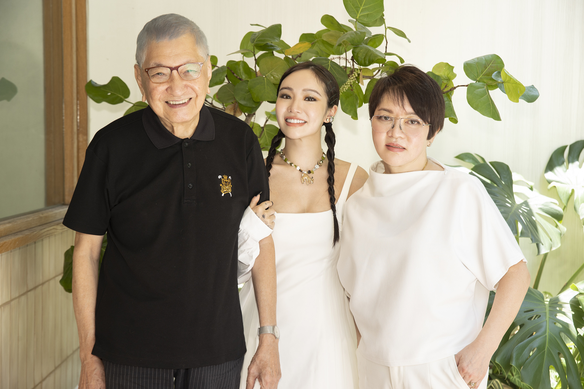 陳芳語推出新專輯《kiki》，陳父陳母也到場支持。圖/華風數位提供