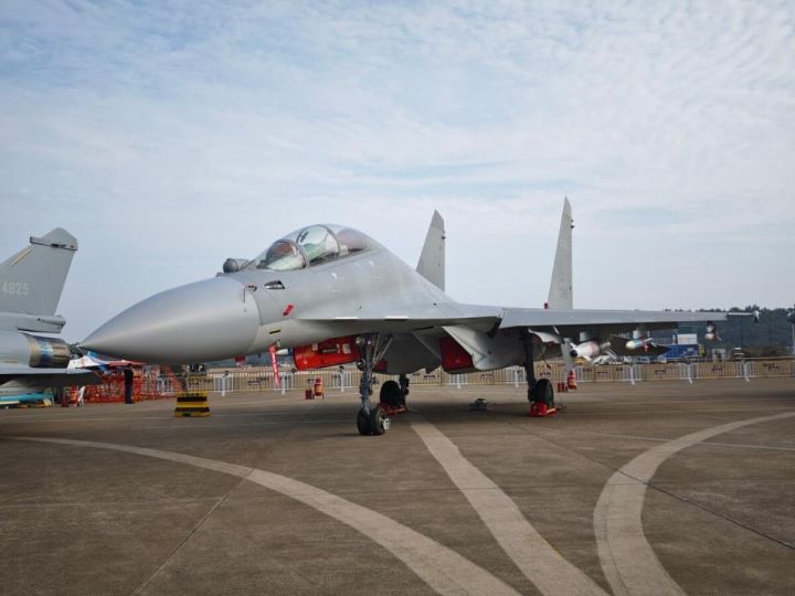 大陸空軍殲-16戰鬥機，掛載新型1000公斤級鑽地航彈。圖/取自軍武次位面公眾號