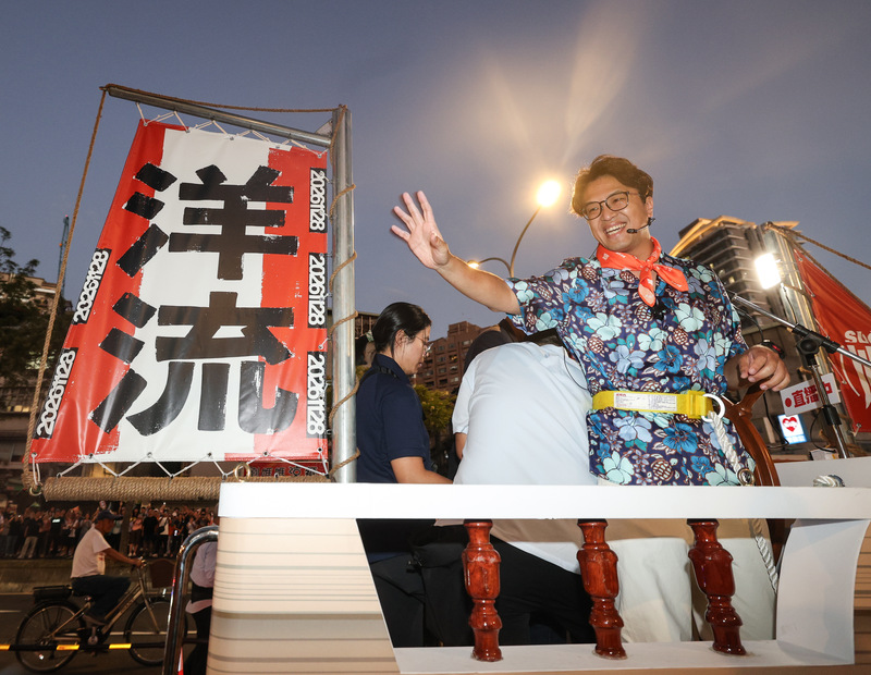 民進黨台北市長參選人沈伯洋（右）18日在松山、信義區舉辦「台北大洋流」車掃活動，向支持者揮手致意。圖／中央社
