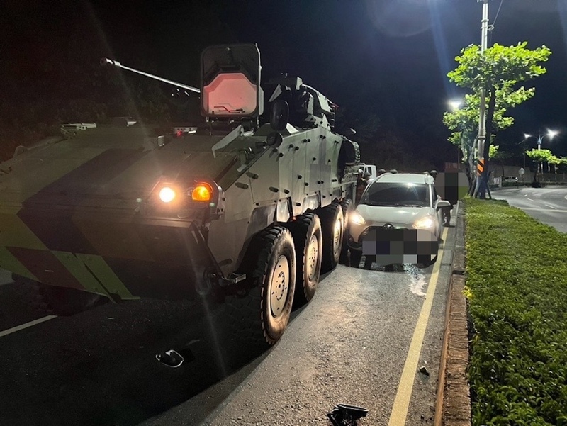  參加漢光演習的雲豹裝甲車，與同向的與白色小客車，在新北市八里區龍米路上發生擦撞意外。圖/中央社