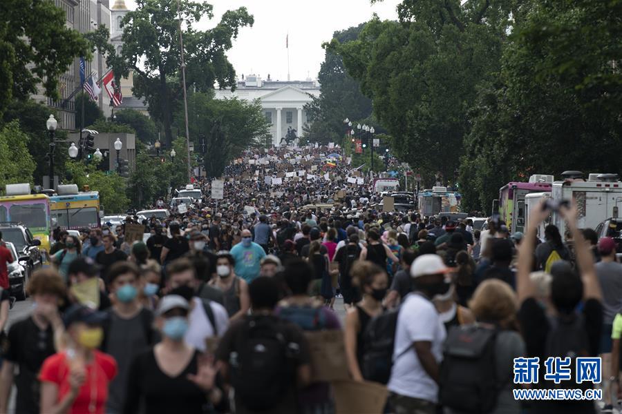 美國社會撕裂嚴重，2020年6月6日，美國民眾在白宮周邊遊行，抗議警察打死非裔美國人喬治·佛洛伊德（George Floyd）。圖/取自新華社