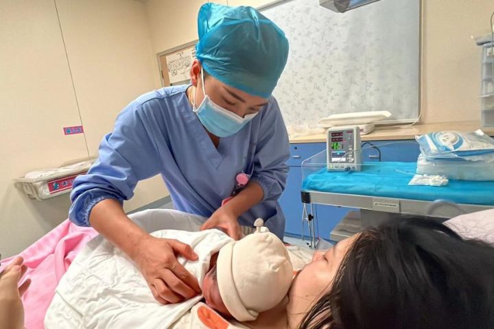  2016年大陸全面二孩政策上路後，出生人口一度回升，；但自2021年起再度走低，2025年降至15.1%，創本世紀新低。圖/取自新華網