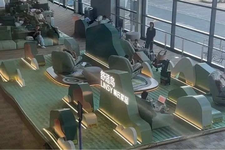 浦東機場也有8個免費過夜休息區，提供1018個座位與228個充電插座，涵蓋T1、T2各大出發與到達區域。圖/取自上觀新聞