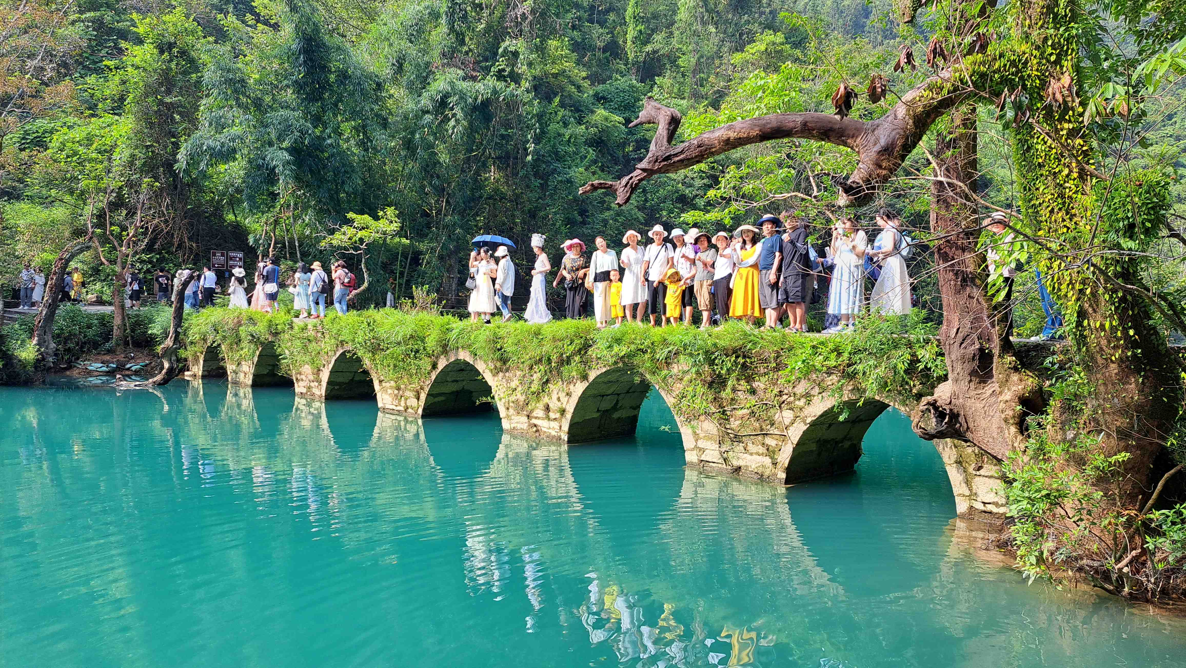 貴州小七孔景區門票要170元人民幣，9月非旺季時仍然旅客眾多。圖/宋秉忠攝