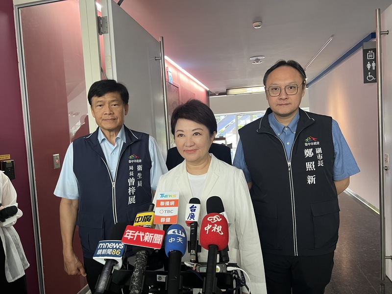 台中市長盧秀燕（中）14日出席市政會議前接受媒體 聯訪，針對油品擬重新上架問題表達「萬萬不可」。圖／中央社