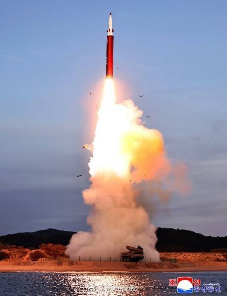 朝鮮10月3日從元山一帶向東部海域發射一枚高超音速導彈,最高領導人金正恩據報親自觀摩。圖/取自圖/取自朝鮮中央通訊社