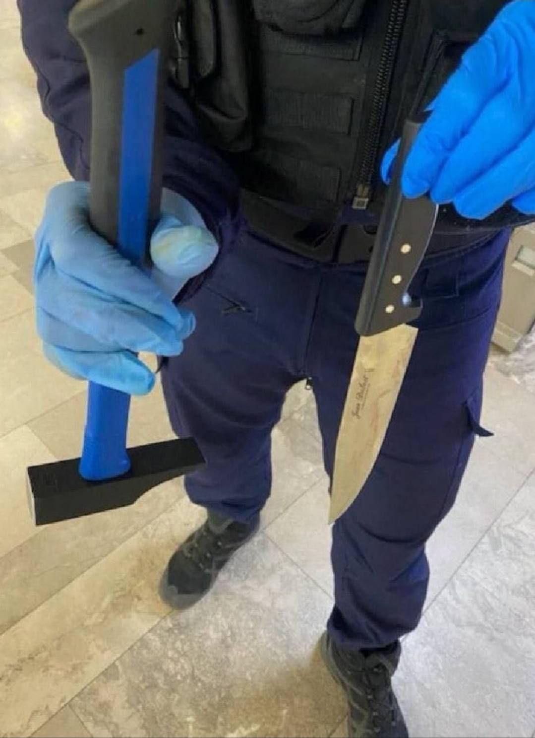 巴黎地鐵隨機殺人案的凶刀。圖/取自X @BuzzFlare