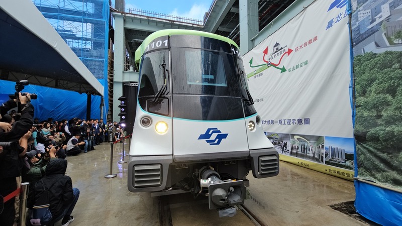 萬大中和線首列捷運列車11日正式亮相，未來萬大線一期完工通車後，將成為雙北地區重要交通樞紐。圖/中央社