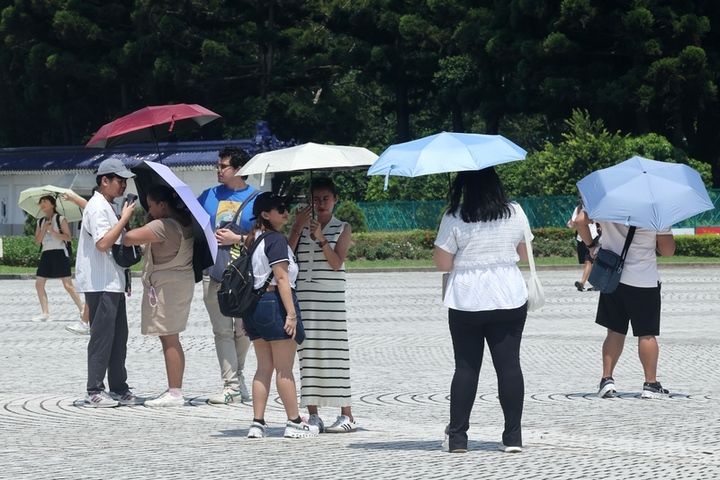 天氣炎熱12縣市高溫橙色燈號　苗栗以南午後防大雨