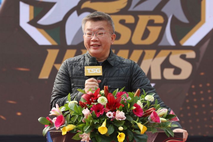 中華職棒台鋼雄鷹隊10日在高雄台鋼科大訓練基地舉辦春訓開訓典禮暨「皇鷹學院」啟用儀式,中職會長蔡其昌出席與會致詞。圖/中央社