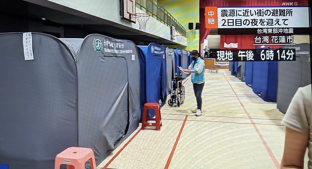 日媒報導台灣避難所的設備值得學習。 圖/取自NHK