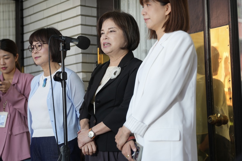 民進黨立委、財政委員會召委賴惠員日前針對台北101董事長賈永婕備詢時服裝的用詞引發關注。賴惠員（右2）16日在立法院召開記者會表達歉意。圖/中央社