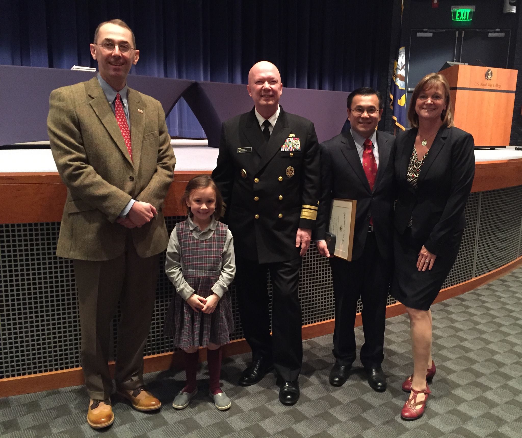 吉原俊井(右二)曾任美國防部政策顧問,NDS策略改變是他透露給《產經新聞》,但是否真如此定案仍待觀察。圖/取自Yoshiko Yoshihara FB