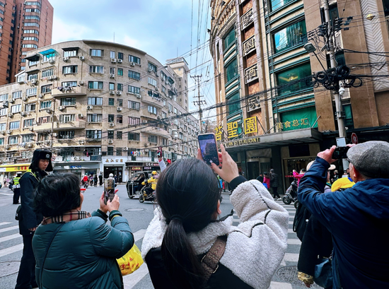 遊客正在《繁花》劇中「至真園」原型苔聖園門口拍照打卡。圖/取自北京《經濟日報》