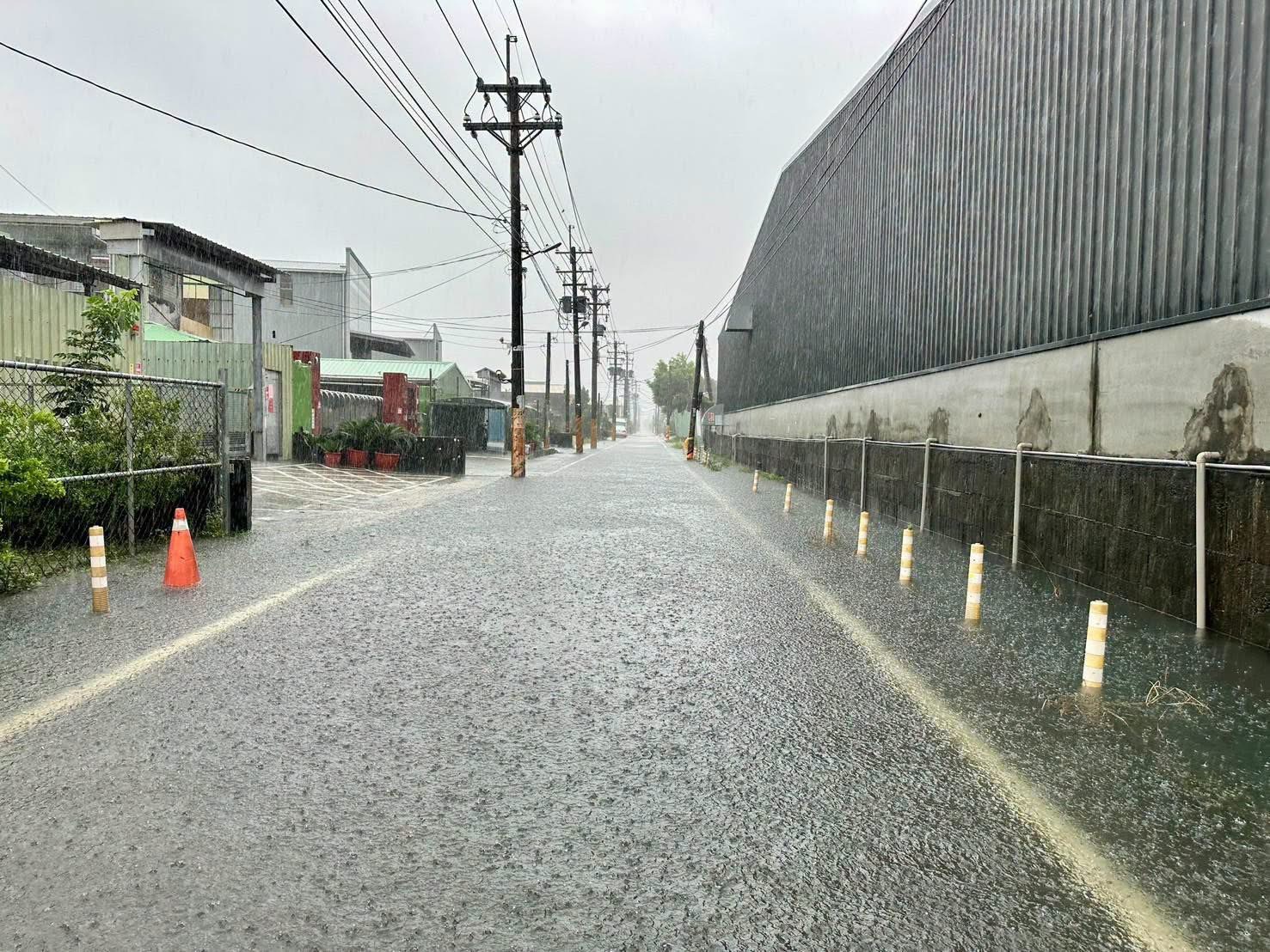 因豪雨的關係，柏油路上出現積水的現象，影響交通安全。圖/取自柯志恩臉書