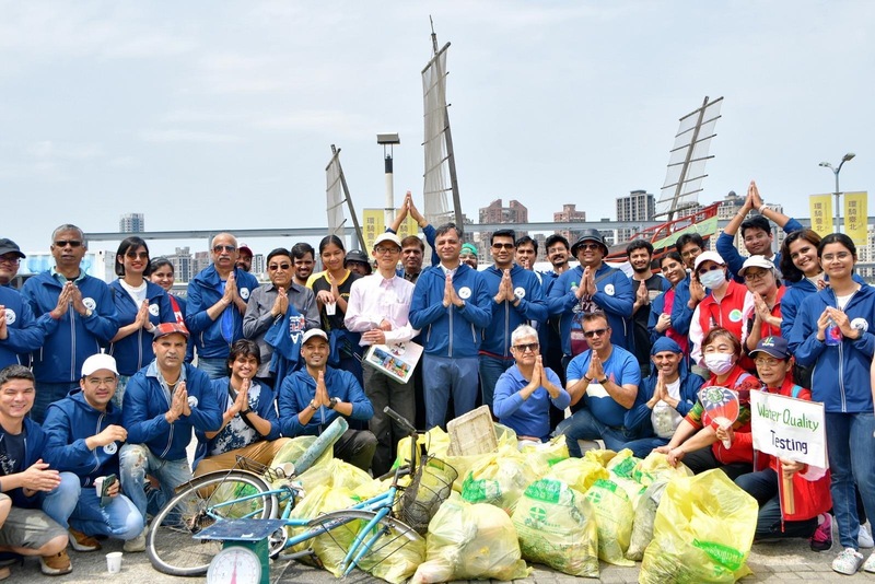 響應世界地球日 印僑在第二家鄉台灣沿河岸撿垃圾