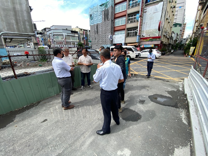 高雄市前金區自強一路新建大樓建築工地，於2022年因開挖作業，造成路面塌陷且周邊7棟民宅成危樓；有6戶簽和解但簽署人疑未完全履行部分，雙方進入訴訟，高雄市政府工務局表示將督促建商履約。圖/中央社