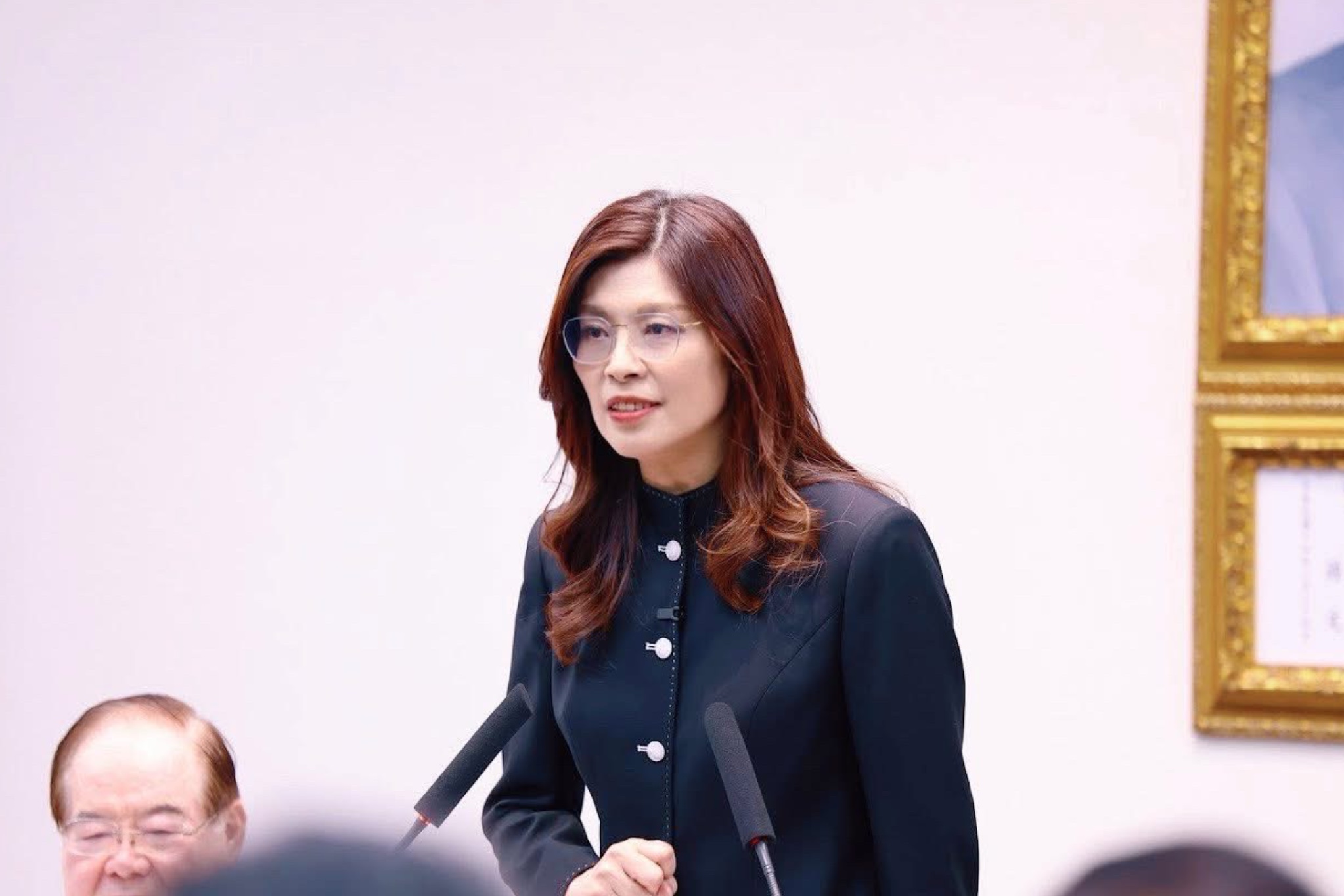 鄭麗文周一將率團訪美　罕見無發言系統隨行