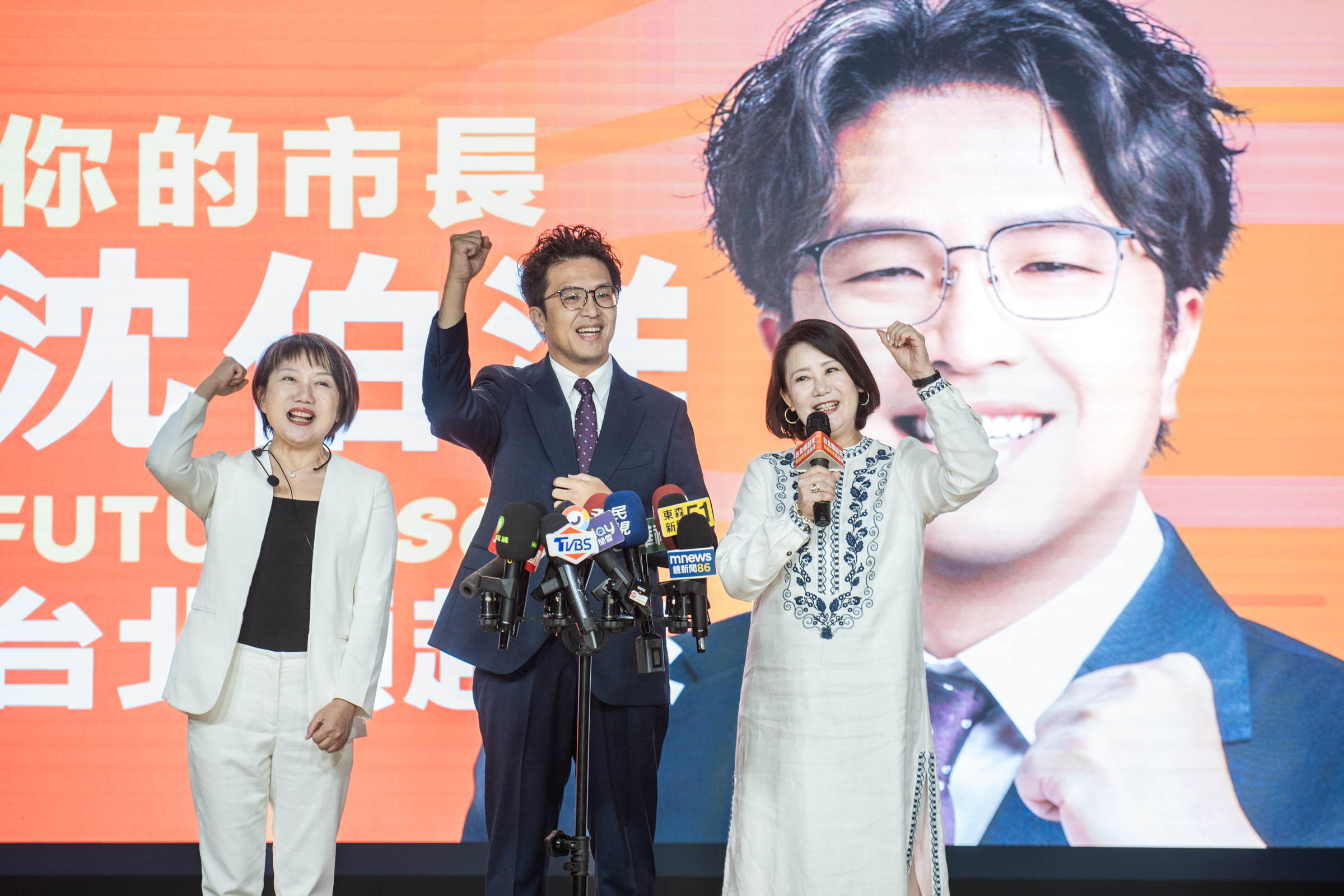 民進黨立委沈伯洋（中）4日宣布其台北市長競選主視覺；左為綠委范雲、右為綠委吳思瑤。圖/沈伯洋辦公室提供