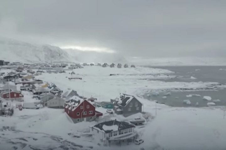 地處大西洋北邊北極圈的格陵蘭島,如今成為美國想「佔領」的另一領土。圖為寒冬凜冽的格陵蘭。圖/取自DW News YT頻道