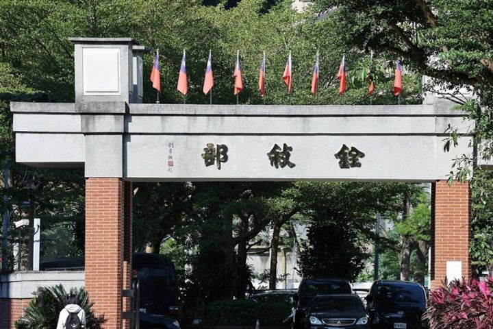 公務員考績法修正草案出爐　擬改三等制　優秀最高1.3個月獎金