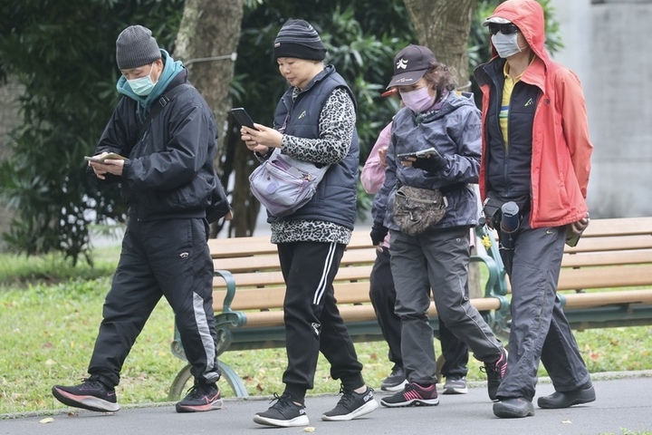 北部濕冷至周二清晨　周末更強冷空氣報到