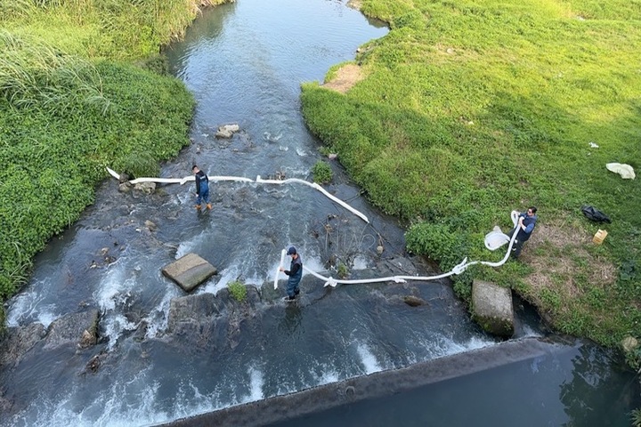 花蓮萬壽大排遭廢油料污染　環保局緊急架吸油棉索攔截