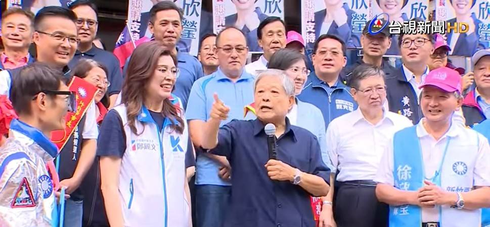 新竹縣前縣長范振宗在徐欣瑩登記場合公開向國民黨主席鄭麗文表達不滿。圖／擷取自台視新聞影片畫面