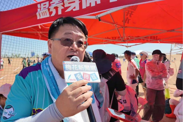 澎湖縣體育會董事長葉冠男坦言，在海邊打球多年，卻是第一次在沙漠比賽，感受非常新鮮。圖/記者陳思豪攝