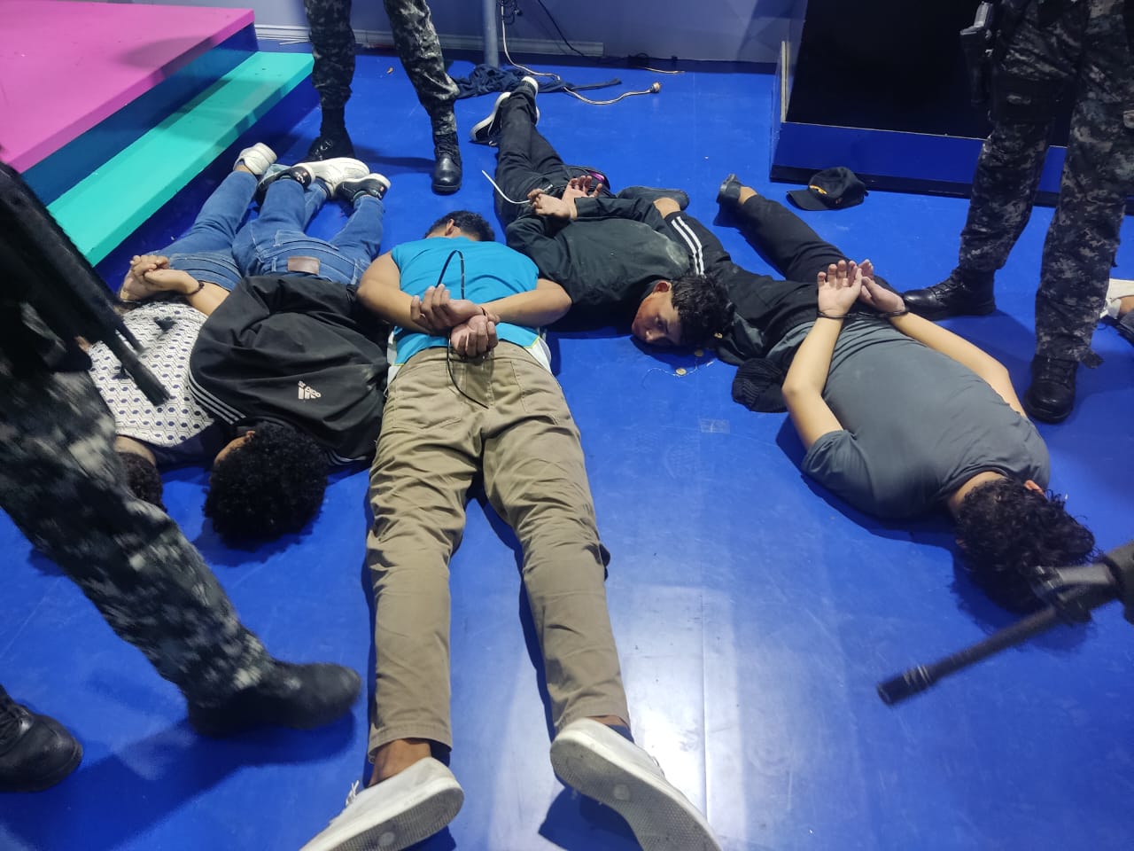 電視台工作人員被迫俯臥在地。圖/取自厄瓜多警察署官方《推特》