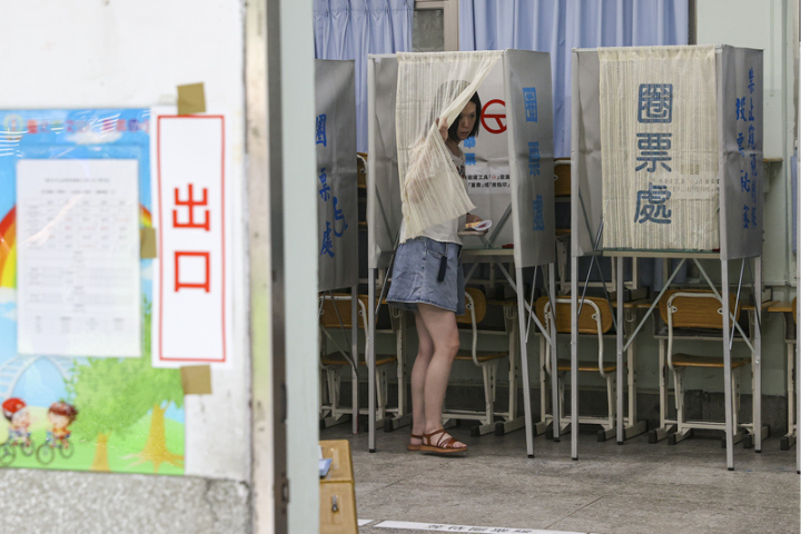 圖為首波大罷免投票26日上午8時開始投票，民眾前往台北市文山區景美國小進行投票。圖/中央社