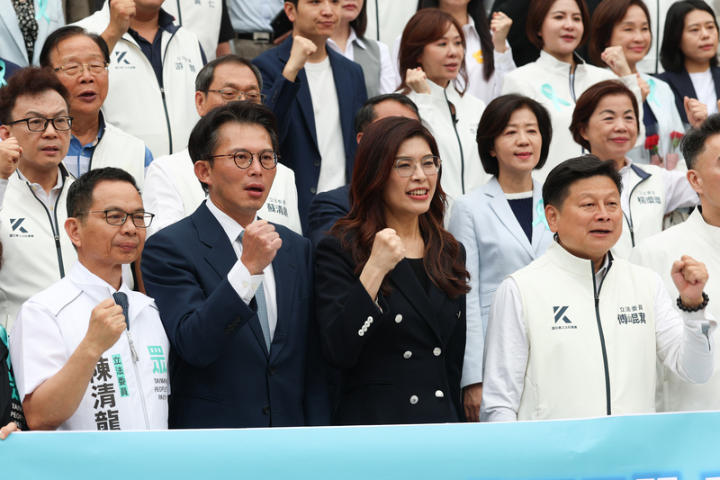 《國防特別條例》8日下午三讀通過後，國民黨、民眾黨全體立委及國民黨主席鄭麗文、民眾黨主席黃國昌，特地於立法院議場前召開聯合記者會。圖/中央社