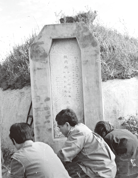 姚雲龍在家鄉的墓地，由親人代為祭拜。圖/沈春池文教基金會提供
