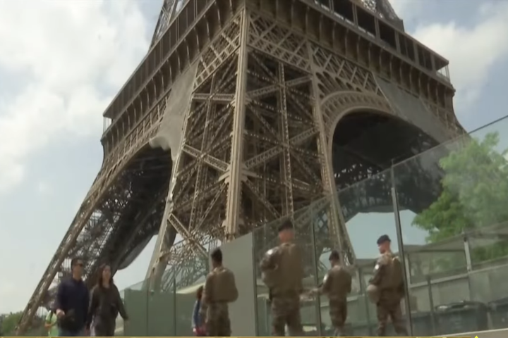 巴黎各大景點已可發現叫多軍警巡邏。圖/取自WION官方《YouTube》頻道