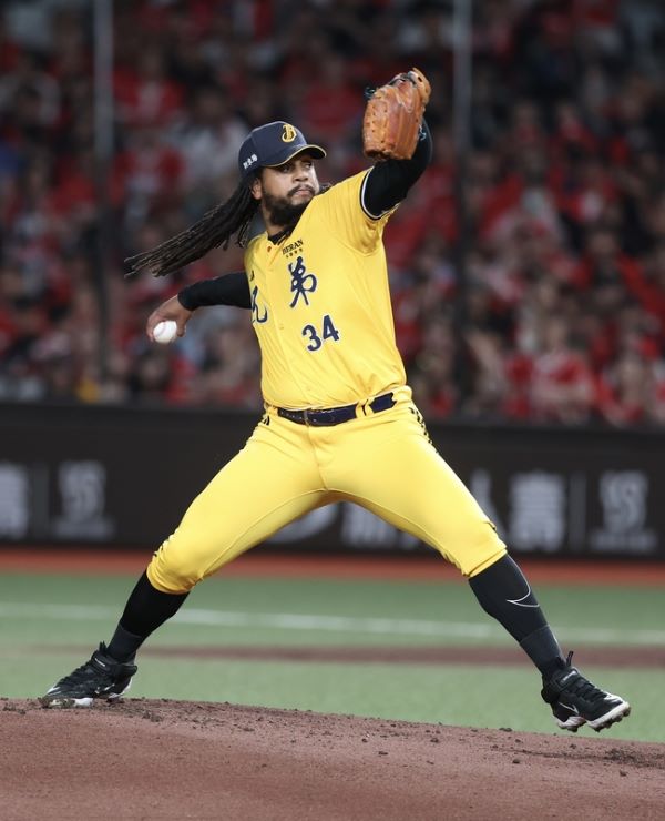 中信兄弟洋投菲力士（Felix Pena）（圖）「龍象大戰」第2戰先發登板。5局下，味全龍隊李凱威擊出投手正面強襲球，球擊中菲力士左小腿，菲力士提前退場，由蔡齊哲接替登板。圖/中央社