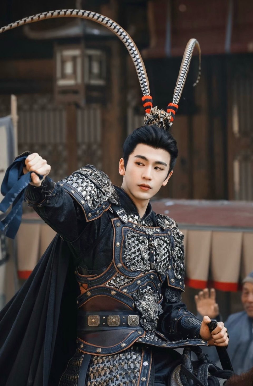 張凌赫在《逐玉》中飾演武將謝征,造型搭配戲曲風格的雉雞翎。圖/取自劇照