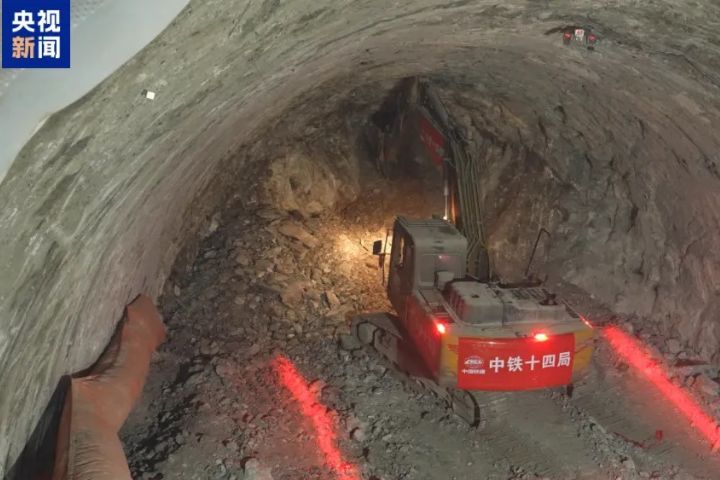 重慶菜園壩長江鐵路隧道，長江穿越段長1282公尺，覆土最薄處僅約10公尺，施工風險相當高。圖/取自央視新聞